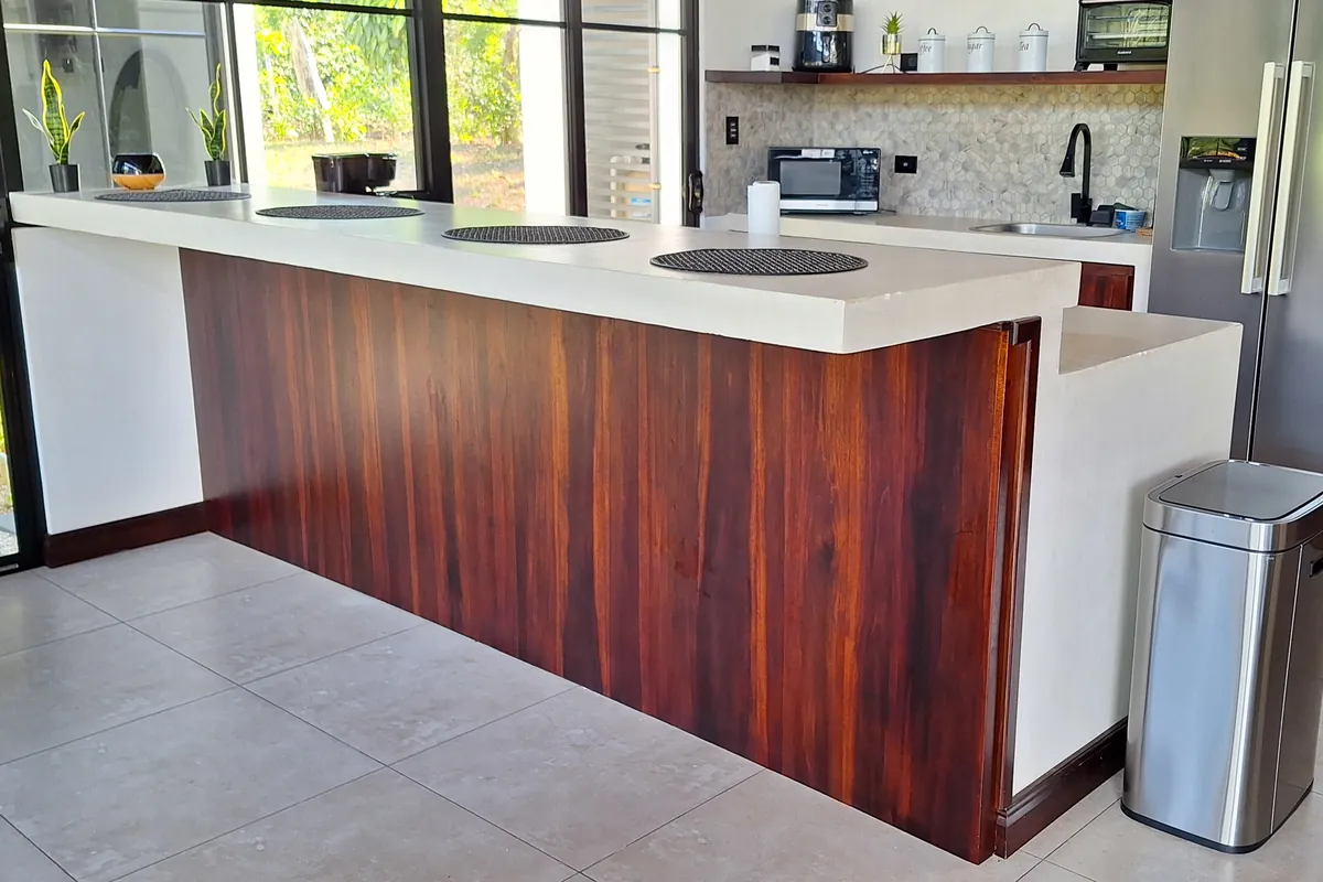Barra de cocina con frente en madera maciza y sobre blanco
