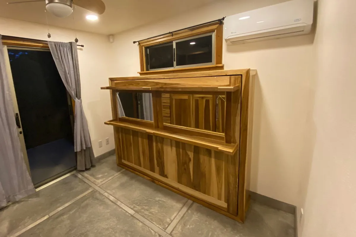 La misma cama abatible cerrada contra la pared