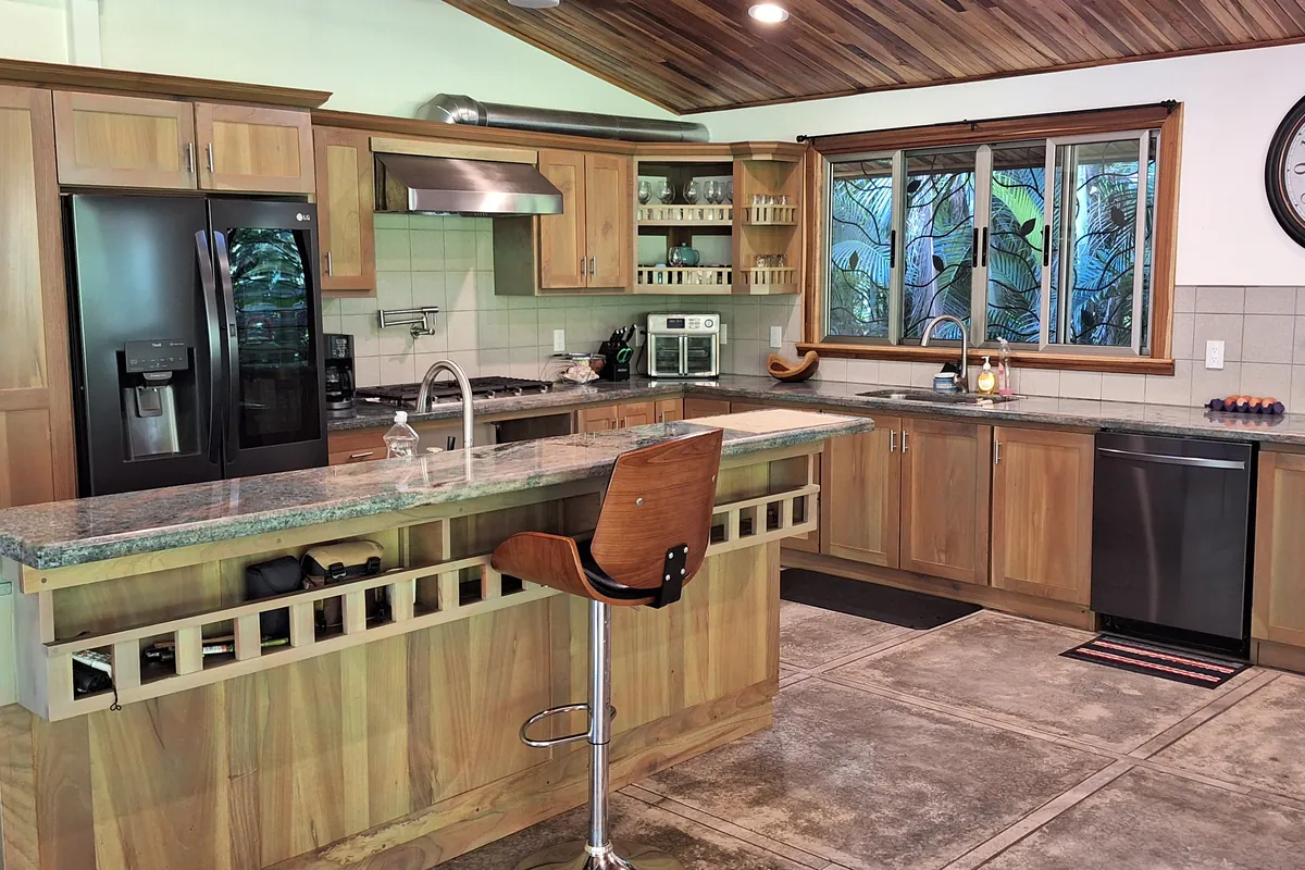 Cocina completa en madera con isla y gabinetes a medida