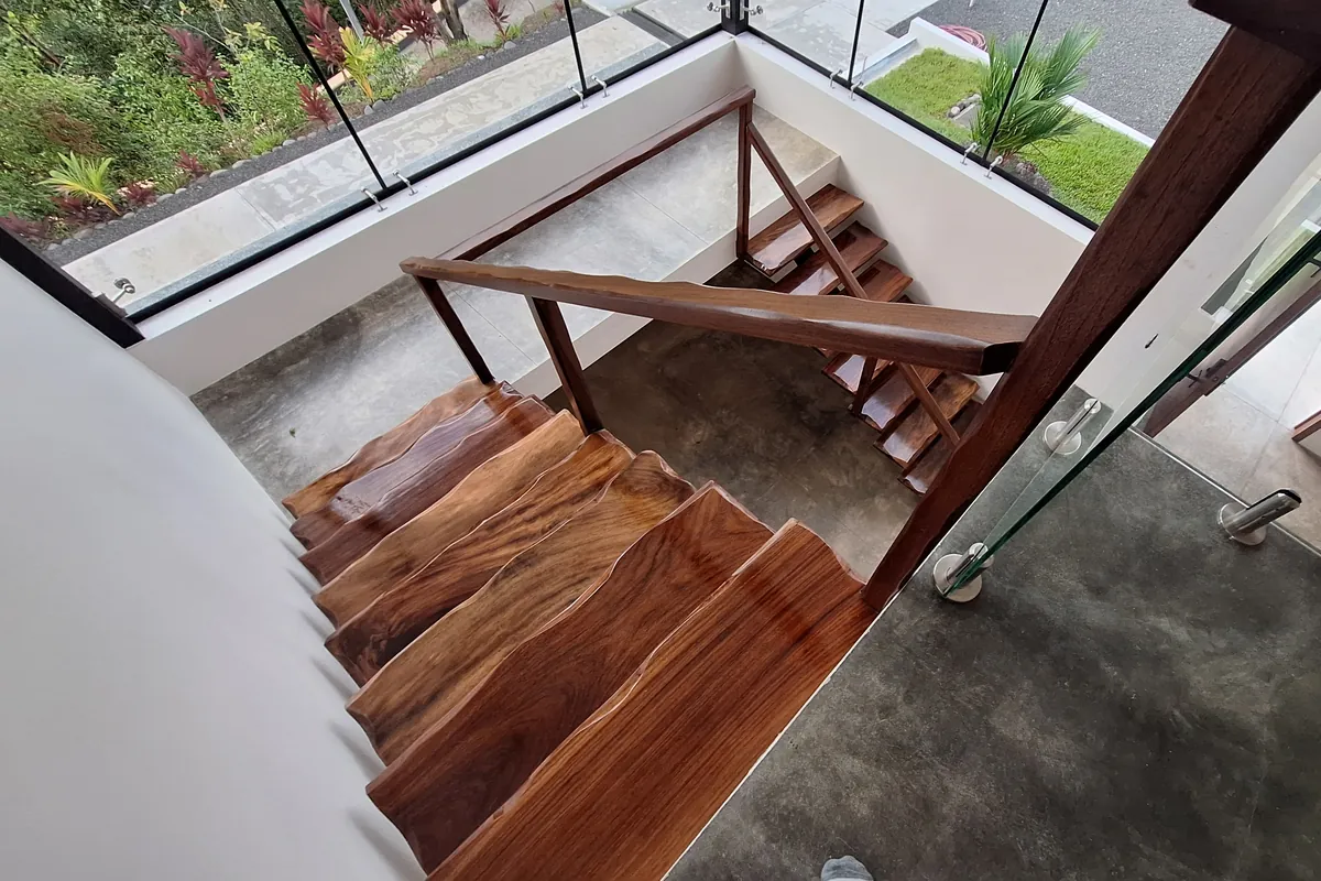 Escalera de madera maciza con peldaños de borde natural