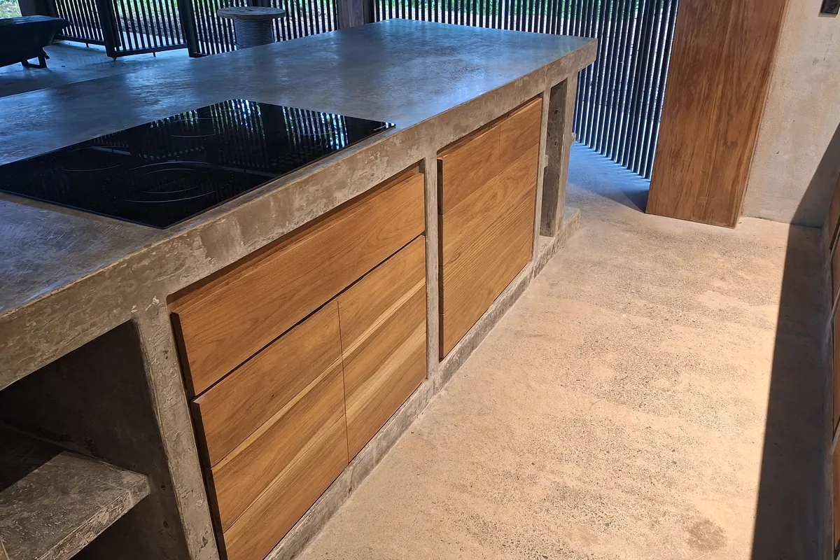 Isla de cocina en concreto con gavetas de madera