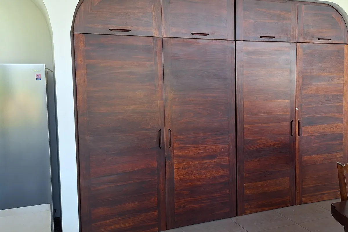 Mueble empotrado de piso a techo en madera oscura
