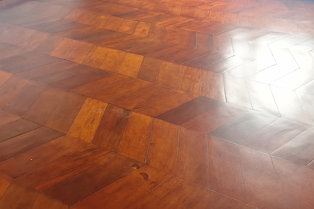 Piso de madera instalado en patrón de espiga